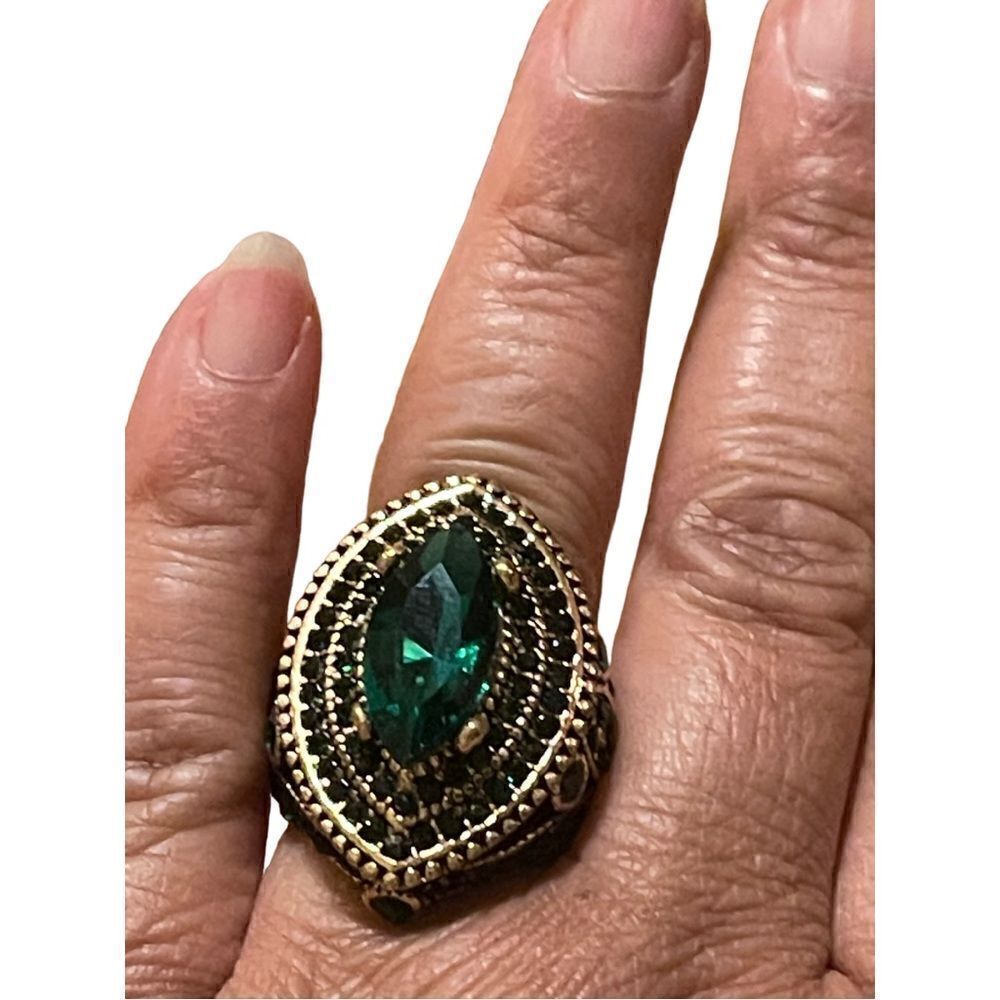 Costume jewelry green glass stone ring size 8